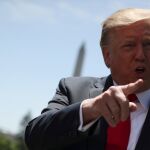 Donald Trump se dirige a los periodistas en Washington/AP