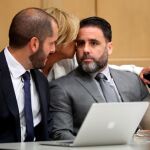 El hispanoestadounidense de origen vasco Pablo Ibar recibe un abrazo de una persona sin identificar junto a su abogado defensor, Joe Nascimento, durante una audiencia de hoy miércoles en el tribunal del condado Broward, en Fort Lauderdale, Florida (EEUU)