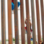 Niños de la localidad mexicana de Anapra trepan por una de las secciones del muro que marca la frontera entre los dos países/Ap