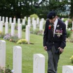 El veterano canadiense de la II Guerra Mundial, Bill Tymchuk, en uno de los cementerios de Normandía / AP