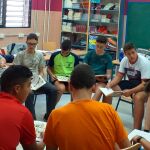 El anterior ganador del concurso «Enseñamos a leer», en una tertulia literaria con sus alumnos / Foto: La Razón