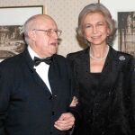 La Reina Sofía posa junto al director de orquesta y violonchelista Mstislav Rostropovich