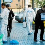Dos agentes acuden a la escena de un homicidio en un bar. Foto: Luis Díaz