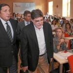 El consejero de Sanidad, Antonio María Sáez Aguado, presenta la guía, junto con Luis Mayoral