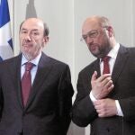 Rubalcaba, ayer, junto al presidente del Parlamento Europeo, Martin Schulz