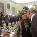 José Ignacio Wert (d), saluda a la secretaria general de Enseñanza de Cataluña, María Jesús Mier, antes del comienzo la Conferencia sectorial de Educación