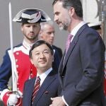 El Príncipe y el heredero de Japón pasan revista a la Guardia Real