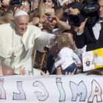 El Papa bendice a un niño durante el encuentro con las familias. Foto: Efe