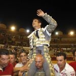 El alicantino abandona a hombros el coso almeriense