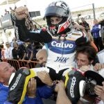 Maverick Vinales es manteado por los técnicos de su equipo tras proclamarse campeón del mundo