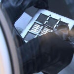 Manipulación de una placa con células orgánicas solares.