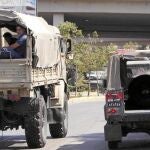 Un patrulla del Ejército libanés en las proximidades del aeropuerto de Beirut. Abajo, los pilotos
