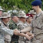 El Príncipe Felipe saluda a varios mandos de los nueve países participantes en las maniobras "Hirex 2013".