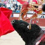 Caballero sufrió una cogida al entrar a matar al tercero. Fotos: Paula Jiménez