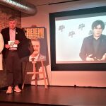Albert Batet y Elsa Artadi junto a un cartel de Joaquim Forn (JxCat) mientras Carles Puigdemont habla de su situaciópn