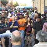 Un fuerte dispositivo de los Mossos d'Esquadra ha desalojado a decenas de inmigrantes de una nave industrial en Barcelona