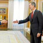 Pedro Sánchez acudió ayer a Zarzuela y aceptó el encargo del Rey Felipe VI para formar gobierno. Foto: Efe