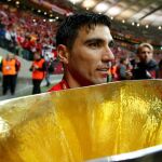 Reyes, con el trofeo de la Liga Europa que consiguió con el Sevilla