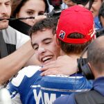 Márquez recibe la felicitación del subcampeón, Lorenzo