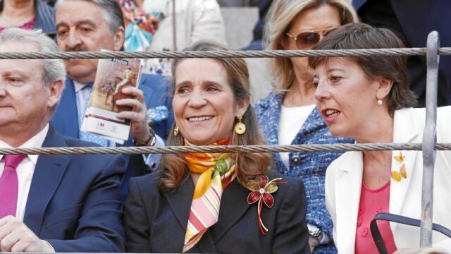 Arriba, la Infanta Elena que asistió en representanción de la Casa Real