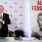 Sir Alex Ferguson, exentrenador del Manchester United, posa con su autobiografía mientras presenta el libro