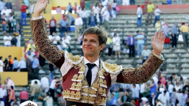 El Juli, en su última salida a hombros, en Burgos