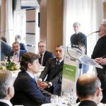 El presidente de la Generalitat, Alberto Fabra, antes de comenzar el almuerzo organizado por APD