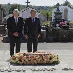 El presidente alemán, Joachim Gauck (i), y su homólogo francés, François Hollande (d), depositan una corona de flores durante una ceremonia en el cementerio de la pequeña localidad francesa de Oradour-sur-Glane, escenario en 1944 de una masacre nazi en la que murieron 642 personas.