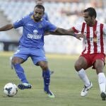 Diego Castro protege la pelota ante la oposición de Verza durante el encuentro de ayer en el Coliseum