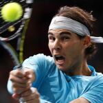 El tenista español Rafa Nadal devuelve la bola a su compatriota Marcel Granollers, durante el partido de la segunda ronda del Masters 1.000 de París-Bercy, Francia, el 30 de octubre del 2013.