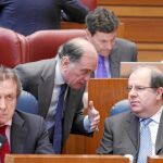 El presidente Herrera y Tomás Villanueva conversan, en presencia de De Santiago-Juárez y Fernández Carriedo