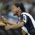 Ronaldinho celebra uno de los goles