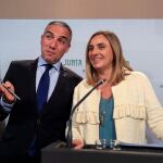 El consejero de Presidencia, Elías Bendodo, y la titular de Fomento, Marifrán Carazo / Foto: Manuel Olmedo