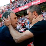 Joaquín Caparrós junto al entrenador del Athletic Club de Bilbao, Gaizka Garitano, en el último partido de Liga