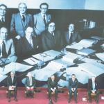 Los padres de la Constituci&oacute;n en un homenaje de la Comunidad de Madrid en 2001. A sus espalas, una foto de 1978, a&ntilde;o en que se aprob&oacute; la Carta Magna