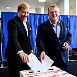 El primer ministro danés, Lars Løkke Rasmussen (d), vota en las elecciones europeas
