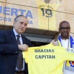 El jugador hispano brasileño Marcos Senna y el presidente del Villarreal CF, Fernando Roig, tras anunciar en rueda de prensa que deja de ser jugador del Villarreal