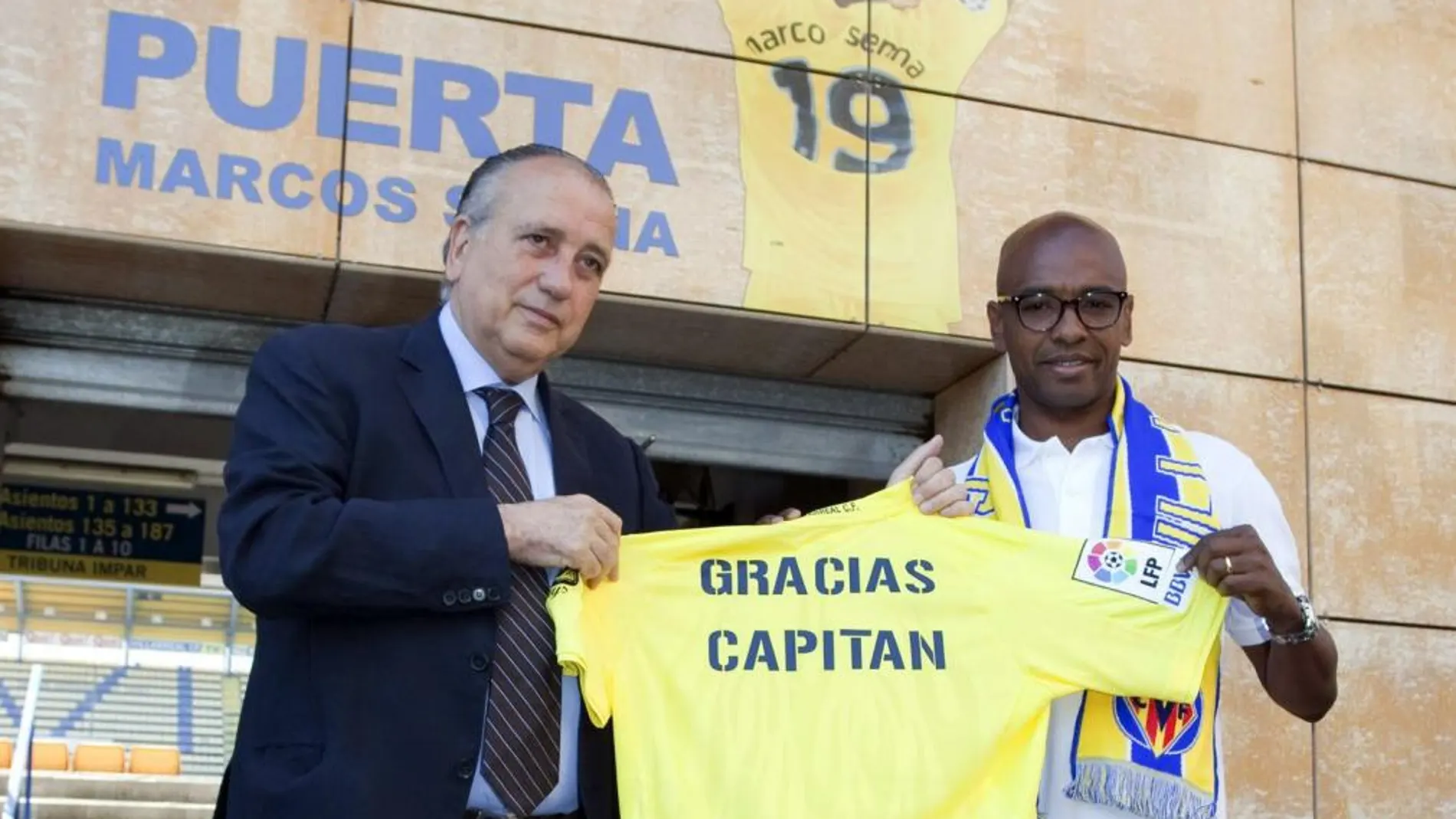 El jugador hispano brasileño Marcos Senna y el presidente del Villarreal CF, Fernando Roig, tras anunciar en rueda de prensa que deja de ser jugador del Villarreal