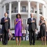El presidente de EE UU, Barack Obama, junto con el vicepresidente Joe Biden y sus respectivas mujeres recordaron ayer en la Casa Blanca el aniversario de los atentados terroristas del 11 de Septiembre de 2001