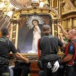 Los Bomberos bajaban el cuadro con la imagen de la Virgen de la Paloma