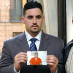 El hermano y los padres de Pablo Ibar, con una foto del único español en el corredor de la muerte de EE UU