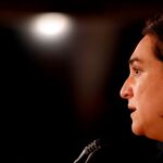 La alcaldesa de Barcelona en funciones, Ada Colau, durante su comparecencia ante los medios donde ha comunicado que su formación, Barcelona en Comú preguntará hoy y mañana a sus bases si prefieren un acuerdo de gobierno con el PSC, "con Ada Colau de alcaldesa"o con ERC, "con Ernest Maragall de alcalde"