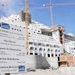 El Algarrobico sigue en pie, tras varias sentencias instando a su demolición
