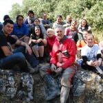 El paleontólogo Juan Luis Arsuaga junto a parte de su equipo