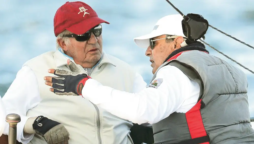 Don Juan Carlos, junto a su amigo Pedro Campos, presidente del Real Club Náutico de Sanxenxo / Efe