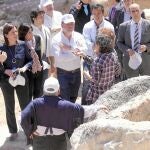 La consellera de Cultura (segunda por la izquierda) en el yacimiento de Pilillas, en Requena