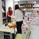 Dos voluntarias trabajan en la preparación del Programa de Promoción de Éxito Escolar de Cruz Roja y Meriendas Solidarias