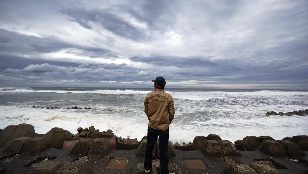 Olas rompiendo en las barreras anti tsunamis colocadas junto a Fukushima