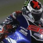 Jorge Lorenzo toma una de las curvas del circuito de Misano. A su espalda, difuminados, Pedrosa y Márquez durante un momento de la carrera de ayer
