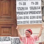 ADIÓS A TODOS. La mercancía propagandística que mueve el independentismo no tiene límites. En la imagen, un manifestante protesta contra la corridas de toros en Cataluña